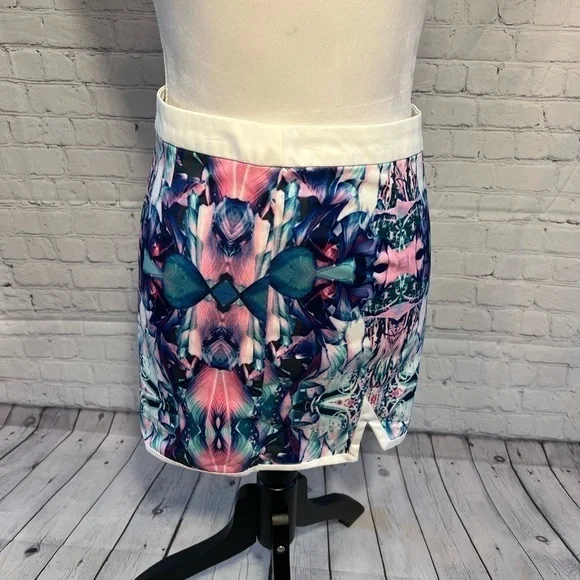 Tobi Short Mini Skirt Abstract Print Front slits PREOWNED/USED - Picture 8 of 14